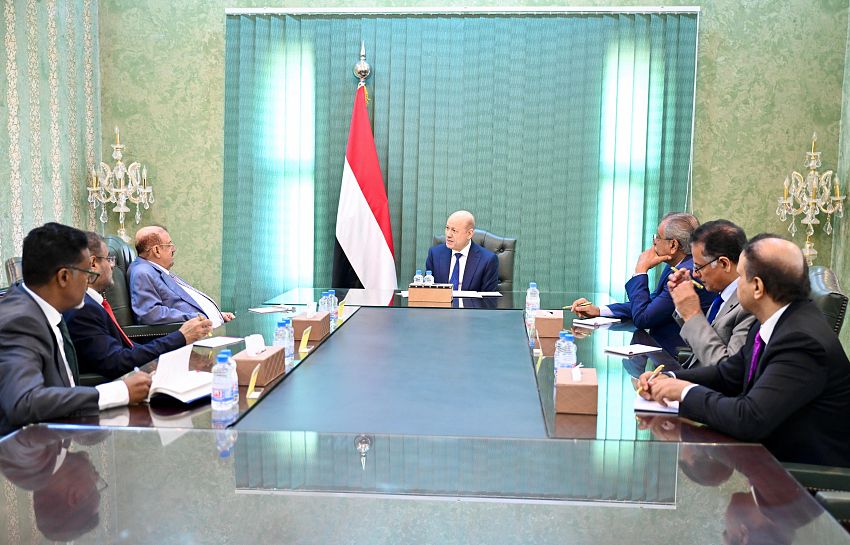 في اطار اللقاءات الرئاسية التشاورية .. الرئيس العليمي يلتقي رئيس مجلس النواب واعضاء هيئة رئاسة المجلس