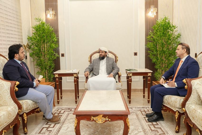 اليمن : خلال لقائه اليوم وزير الكهرباء .. المحرّمي يؤكد أن ملف الكهرباء يمثل أولوية قصوى