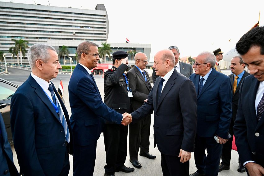 الرئيس العليمي رئيس مجلس القيادة يصل القاهرة بدعوة من الرئيس السيسي للمشاركة في افتتاح المتحف المصري الكبير