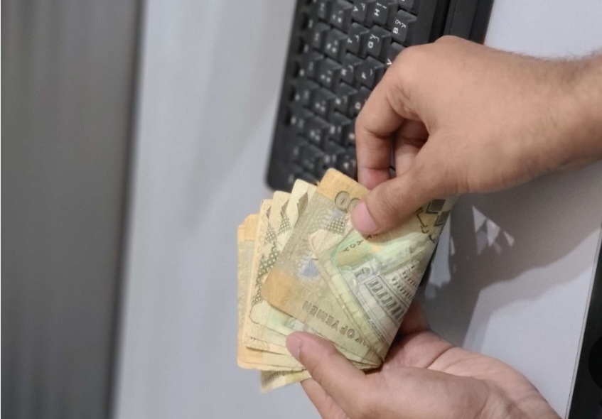 فتحي بن لزرق يكشف عن هذا الامر الجنوني الذي ارتكبه المتضاربين بالعمله بحق السعب اليمني ويوضح ذلك شاهد ما قاله 