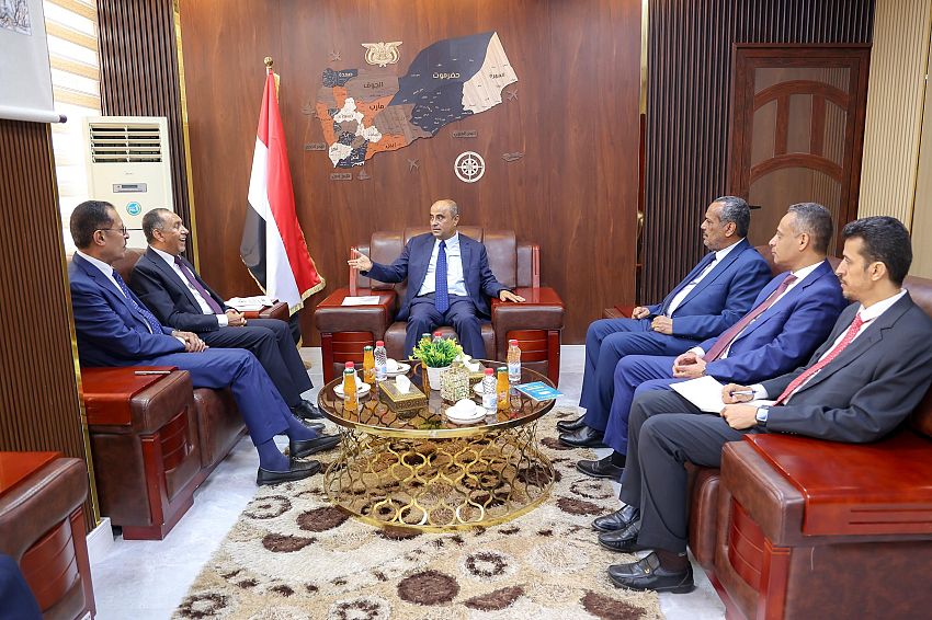 لمتابعة الرقابة على الأسعار .. رئيس الوزراء سالم صالح بن بريك يزور وزارة الصناعة والتجارة في عدن