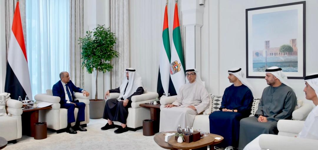 استمرارا لجهود رئيس الوزراء سالم صالح بن بريك في رفد اقتصاد اليمن .. الرئيس الاماراتي يستقبله في قصر الشاطىء