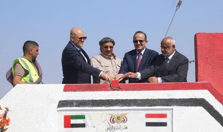 طارق صالح خلال وضعه حجر الأساس لمشروع تنموي جديد يؤكد بان المعركة ستكون باتجاه هذه المدينه فقط 