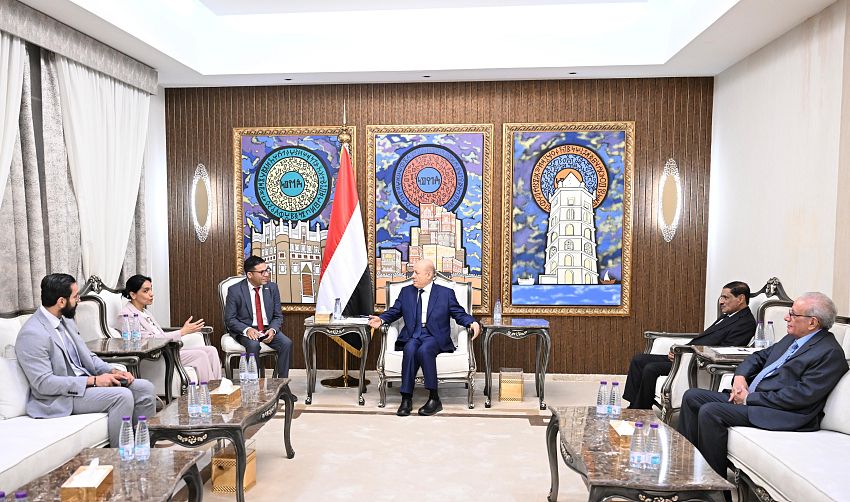 خلال استقباله سفيرة المملكة المتحدة .. الرئيس العليمي يؤكد اهمية مضاعفة الضغوط الدولية لتقويض اقتصاد الحرب