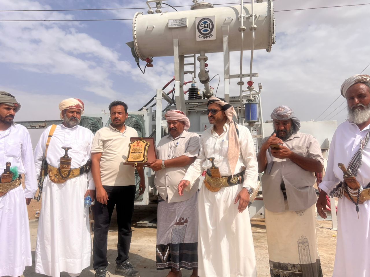 شاهد بالصور الشركة والشخصية اليمنية التي كرمتها اليوم قبيلة بلحارث بمحافظة شبوة على ماقدمته من انجازات كبيرة (الاسم +صور)