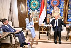 الرئيس العليمي رئيس مجلس القيادة يؤكد الشراكة الوثيقة مع المجتمع الدولي في مكافحة الإرهاب