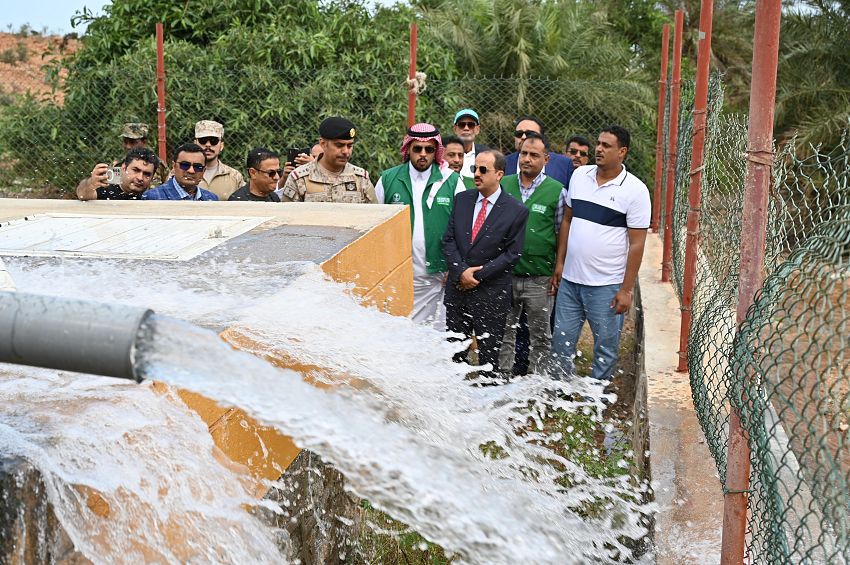 انجازات سعودية في اليمن .. الإرياني والسبيعي يزورون مشروع مياة حديبو ومعمل الحرف اليدوية الممولان من البرنامج السعودي