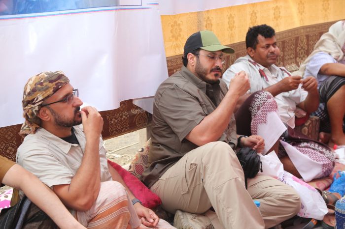 محمد بن محمد عبدالله صالح وعفاش طارق يقدمان واجب العزاء في وفاة الشيخ عبدالرحمن حجري