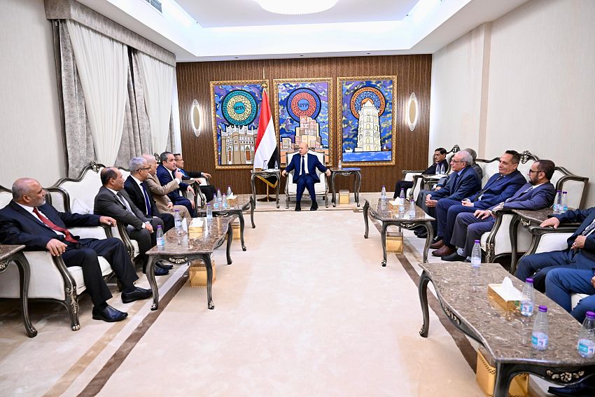 الرئيس العليمي رئيس مجلس القيادة يلتقي قيادات التكتل الوطني للأحزاب والمكونات السياسية