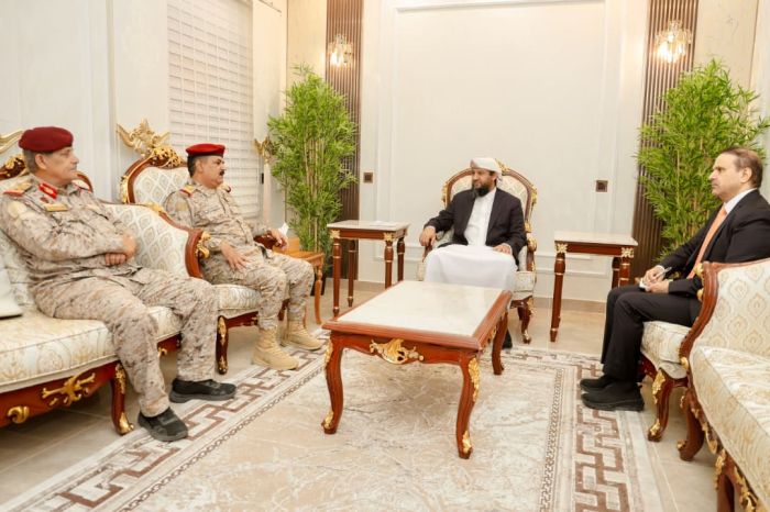 خلال لقاء .. المحرمي يناقش مع وزير الدفاع ومدير الأكاديمية العسكرية خطط تطوير القوات وتعزيز الجاهزية