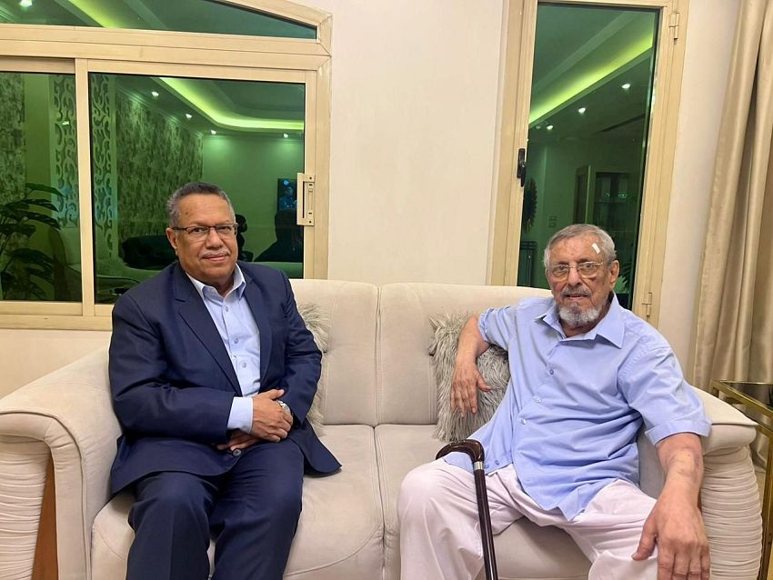 خلال زيارة .. رئيس مجلس الشورى اليمني الدكتور أحمد عبيد بن دغر يطمئن على صحة المناضل راشد محمد ثابت