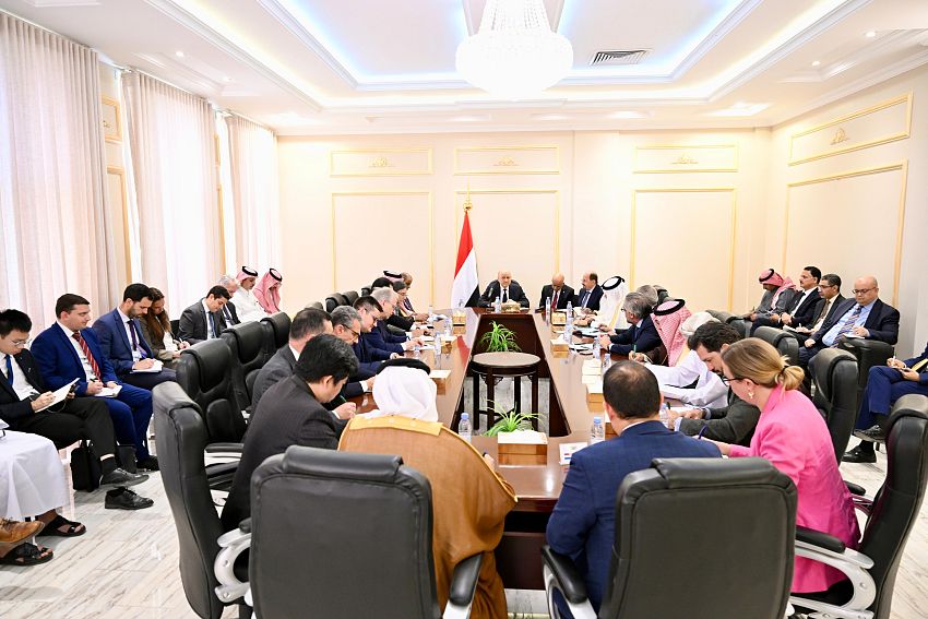 بحضور رئيس الوزراء .. الرئيس العليمي يجتمع بسفراء الدول الراعية للعملية السياسية في اليمن ويكشف لهم اخر مستجدات الوضع في اليمن 