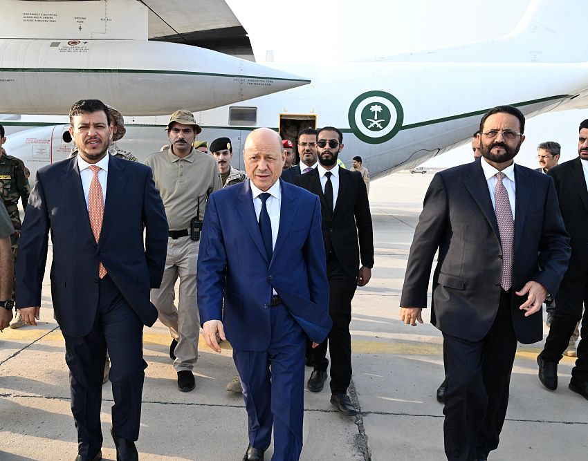 الرئيس العليمي وعضوا المجلس سلطان العرادة وعبدالله العليمي يعودون الى العاصمة المؤقتة عدن