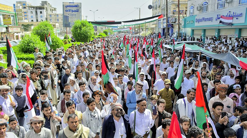 اليمن : في محافظة مأرب .. وقفة جماهيرية تندد باستمرار جرائم الاحتلال في غزة وتدعو لتحرك دولي لوقفها