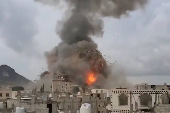 بعد إتلاف الحو...ثيين جزءًا منه.. غارة إسر...ائيلية تقضي على ما تبقى من أرشيف الجمهورية اليمنية