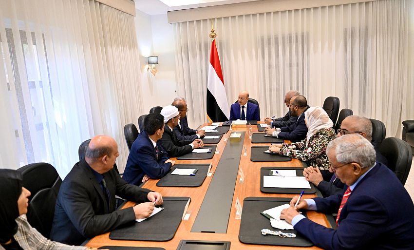 الرئيس العليمي رئيس مجلس القيادة يشيد بدور الفريق القانوني في مساندة المجلس وتعزيز نهج الشراكة الوطنية