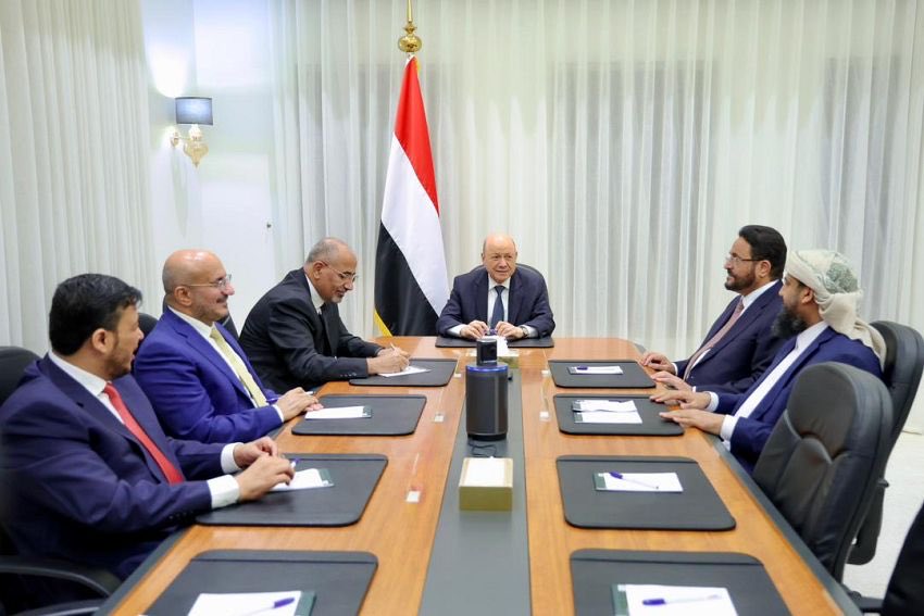 برئاسة العليمي مجلس القيادة يعقد اجتماعا و يؤكد التزامه الكامل بمبدأ الشراكة في ضوء مرجعيات المرحلة الانتقالية