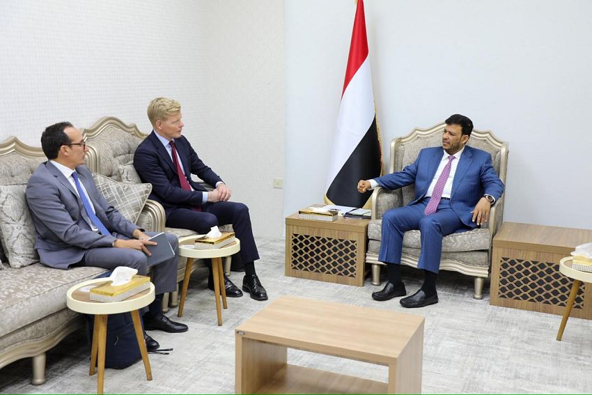 نائب رئيس مجلس القيادة الرئاسي الدكتور عبدالله العليمي يلتقى المبعوث الأممي إلى اليمن