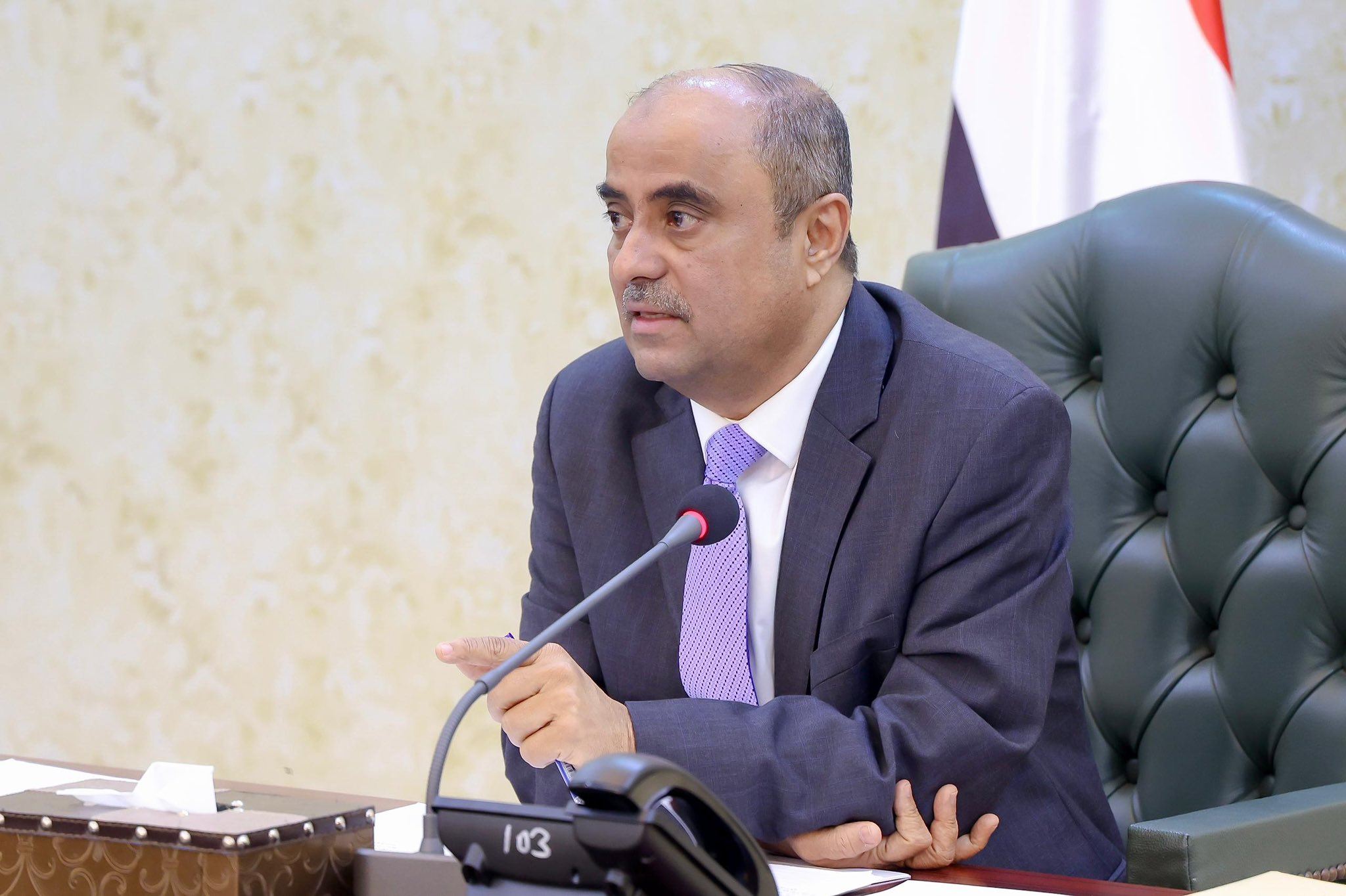 رئيس الوزراء يكشف الموسسات الحكومية التي رفضت ايداع إيرادتها في البنك المركزي بكامل فروعه ويتعهد بمحاسبتها