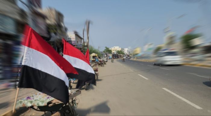 استعدادًا لاحتفالات الـ26 من سبتمبر .. مدينة المخا تتوشح أعلام الجمهورية 