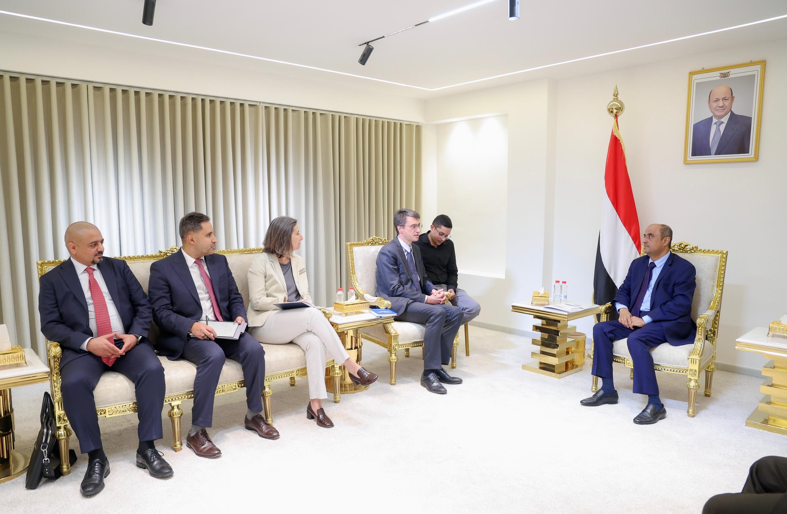 رئيس الوزراء اليمني بن بريك يستقبل في عدن هذه الجهة ويبحث معها تنفيذ مصفوفة اصلاحات خدمية والنهوض بالاقتصاد اليمني 