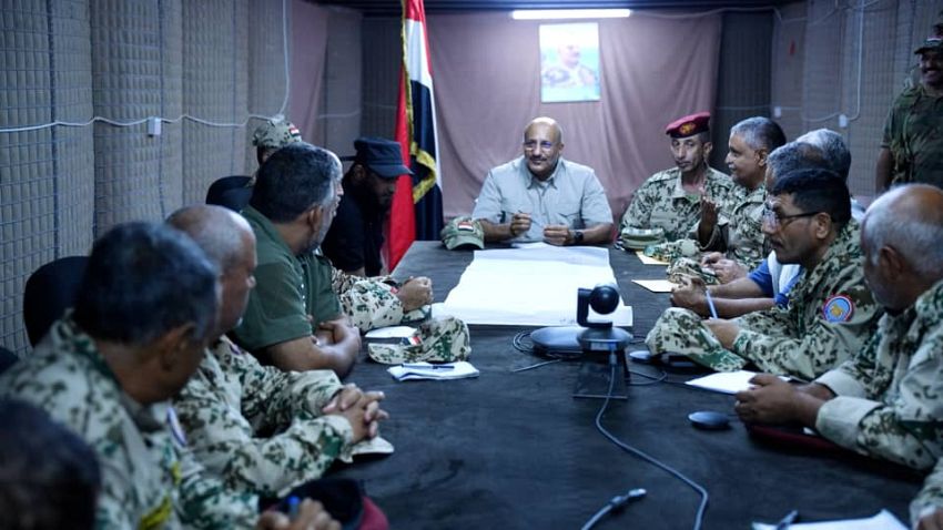 طارق صالح يطلع على مستوى الجاهزية القتالية في محوري البرح والحديدة