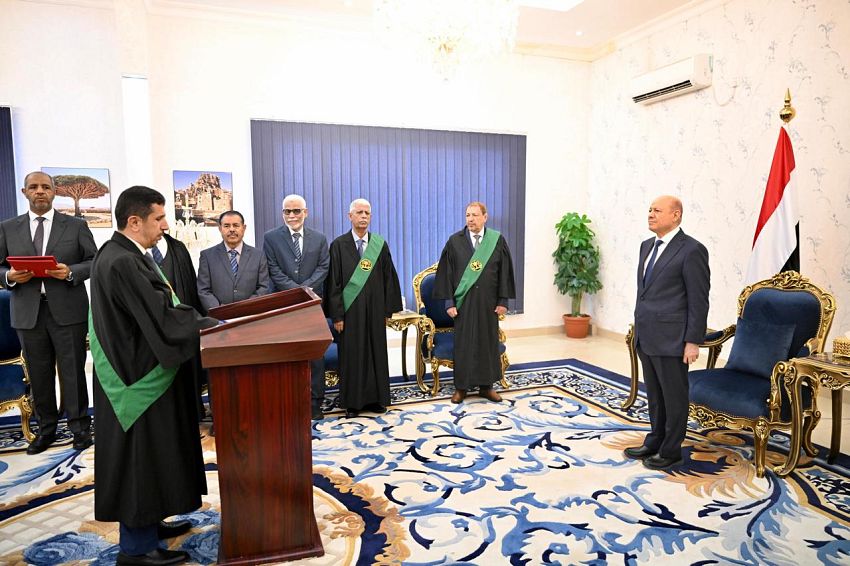 بحضور رئيس مجلس القضاء .. القضاة المعينون بالمحكمة العليا يؤدون اليمين القانونية امام رئيس مجلس القيادة الرئاسي