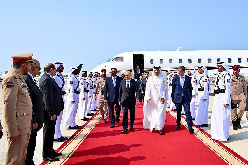 للمشاركة في القمة العربية الاسلامية الطارئة .. الرئيس العليمي رئيس مجلس القيادة يصل الدوحة 