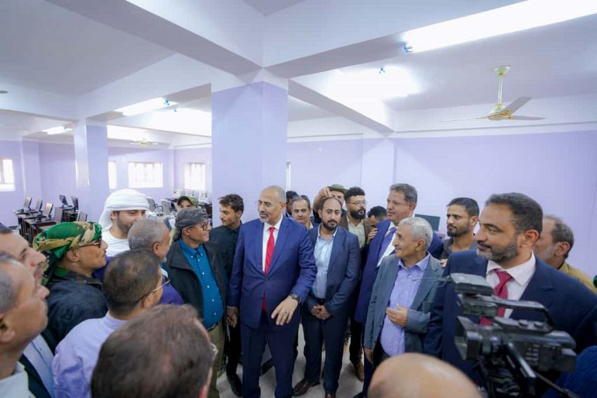 اللواء عيدروس الزُبيدي يزور مديرية الشعيب ويفتتح مجمّع الشيخ محمد بن زايد التعليمي النموذجي بمنطقة القزعة