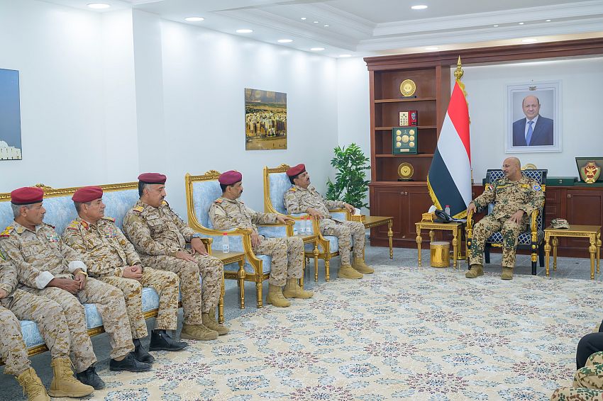 خلال لقائه وزير الدفاع .. طارق صالح يطلع على الوضع العملياتي في المحاور والمناطق العسكرية