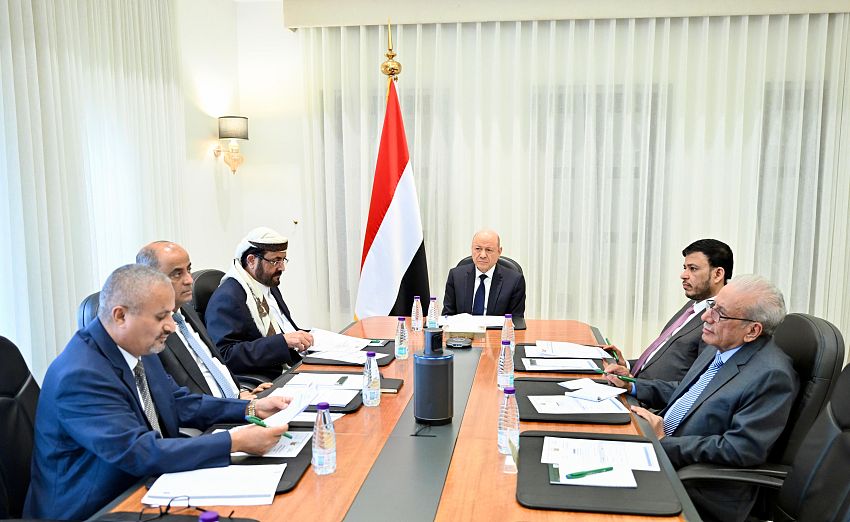 في اجتماع برئاسة الرئيس العليمي .. مجلس القيادة يستمع الى تقرير رئيس الوزراء بشأن مستوى التقدم في مسار الإصلاحات ويرحب بما جاء في تقرير فريق الخبراء