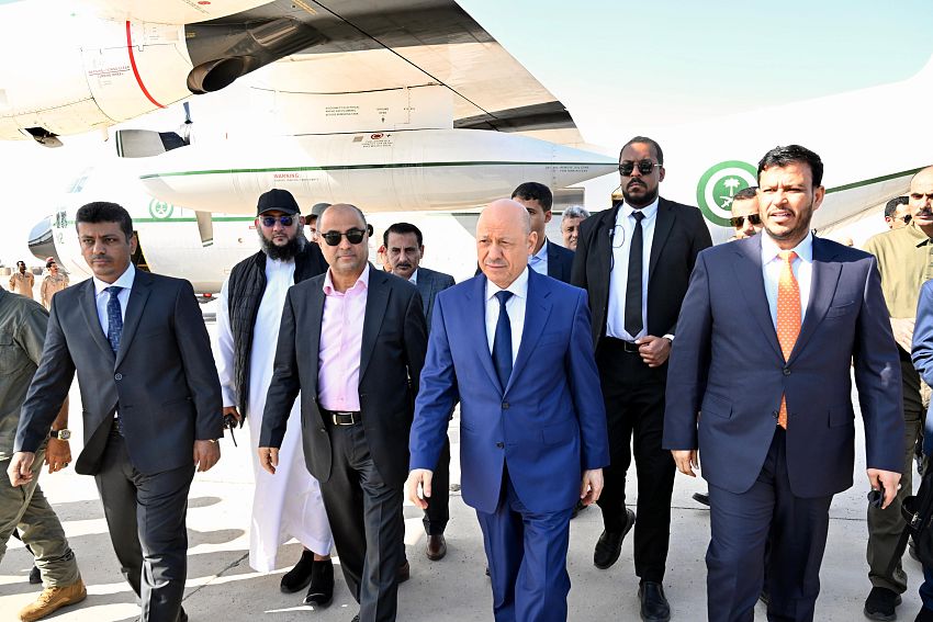 الرئيس العليمي رئيس مجلس القيادة يعود الى العاصمة المؤقتة عدن