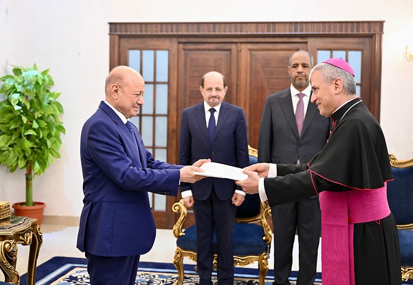 الرئيس العليمي رئيس مجلس القيادة يتسلم أوراق اعتماد سفير الفاتيكان