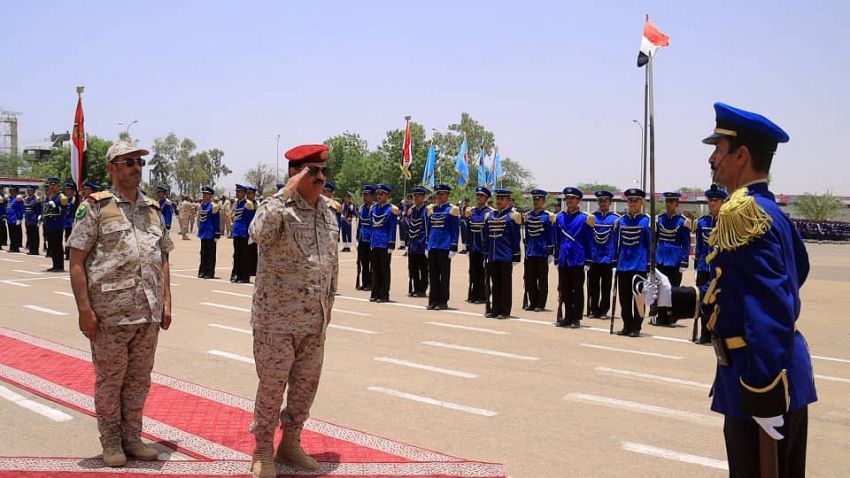 اليمن : وزير الدفاع الداعري يطلع على سير العملية التعليمية بكلية الطيران والدفاع الجوي بمأرب