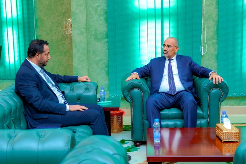 نائب رئيس مجلس القيادة الرئاسي اليمني اللواء الزُبيدي يطّلع من وزير التربية على استعدادات بدء العام الدراسي الجديد 