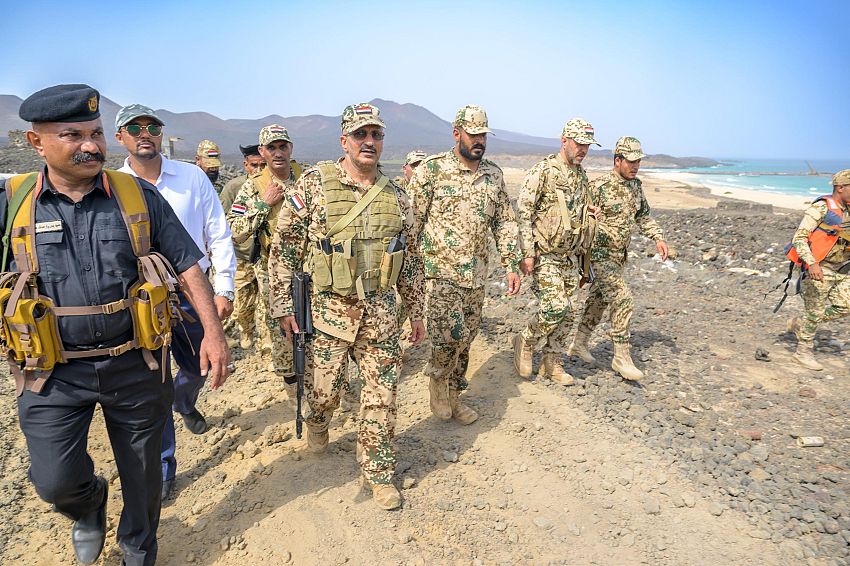 طارق صالح يتفقد القوات البحرية في الجزُر المحررة بالبحر الأحمر