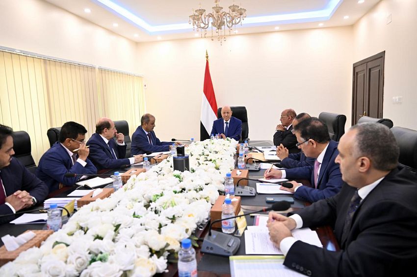 الرئيس العليمي يجتمع بلجنة ادارة الازمات