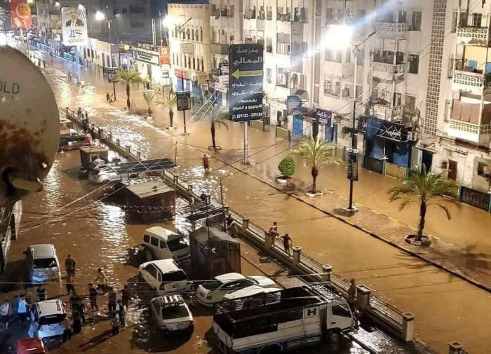 أمطار غزيرة وعواصف رعدية تشل الحركة في عدن وتخلف أضرارًا في المنازل والمركبات