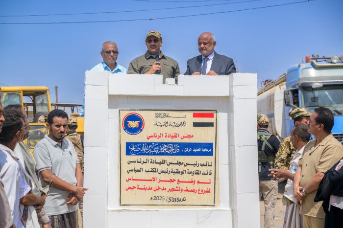 انجازات عظيمة مستمرة .. طارق صالح يضع حجر الأساس لمشروع رصف وتشجير مدخل مدينة حيس ويتفقد محطتي الطاقة الشمسية بالخوخة وحيس