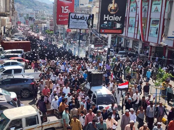 لليوم الرابع على التوالي .. احتجاجات محافظة تعز بعشرات الالاف من المواطنين تجوب الشوارع ومطالبات بالتغيير عقب الفشل العسكري والامني بالمحافظة
