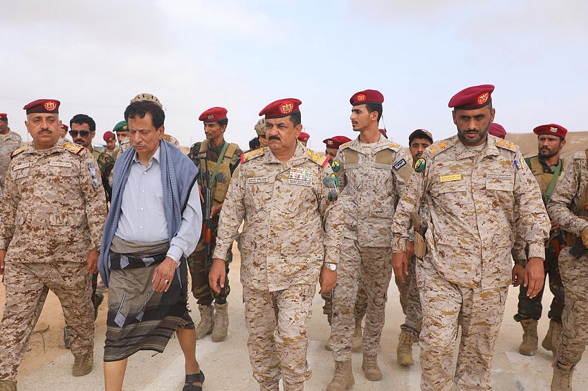 اليمن : خلال زيارة ميدانية له .. وزير الدفاع ومحافظ المهرة يتفقدان جاهزية محور الغيضة