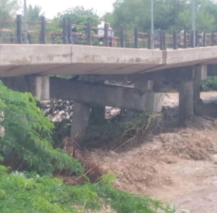 مصادر محلية : سيول عارمة تهدد بانهيار جسر العرائس في لحج وعزل عشرات القرى