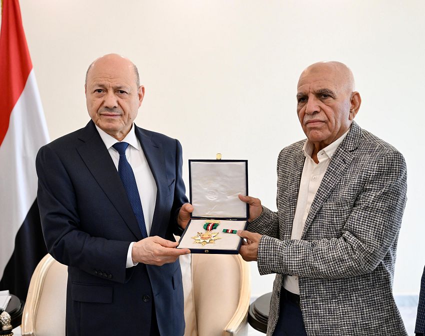 الرئيس العليمي يمنح الشهيدة افتهان المشهري وسام الواجب تقديراً لتضحياتها في الخدمة العامة