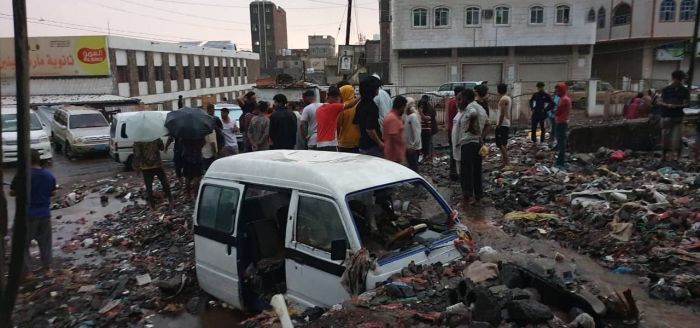 سيول جارفة تجتاح عدن وكوارث إنسانية في الحديدة وحجة (صور)