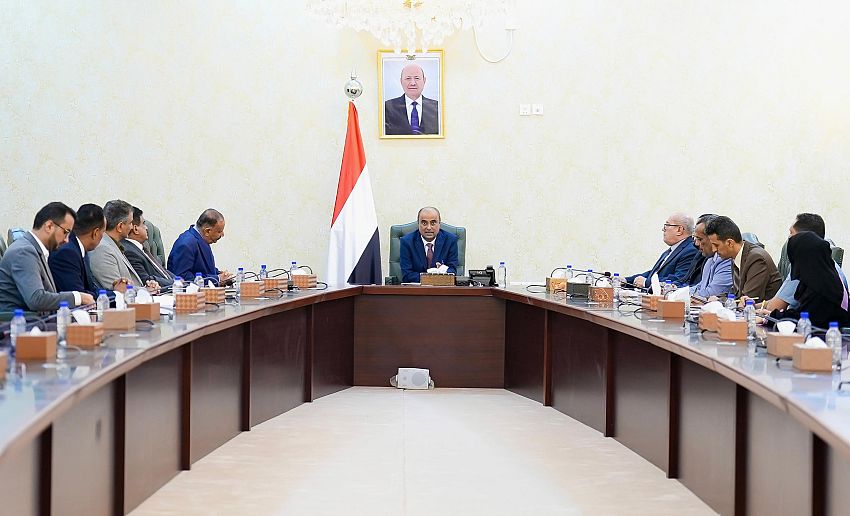 بالعاصمة المؤقتة عدن .. رئيس الوزراء سالم صالح بن بريك يترأس اجتماعاً لمناقشة أضرار السيول ويؤكد على تضافر الجهود لمواجهة التغيرات المناخية