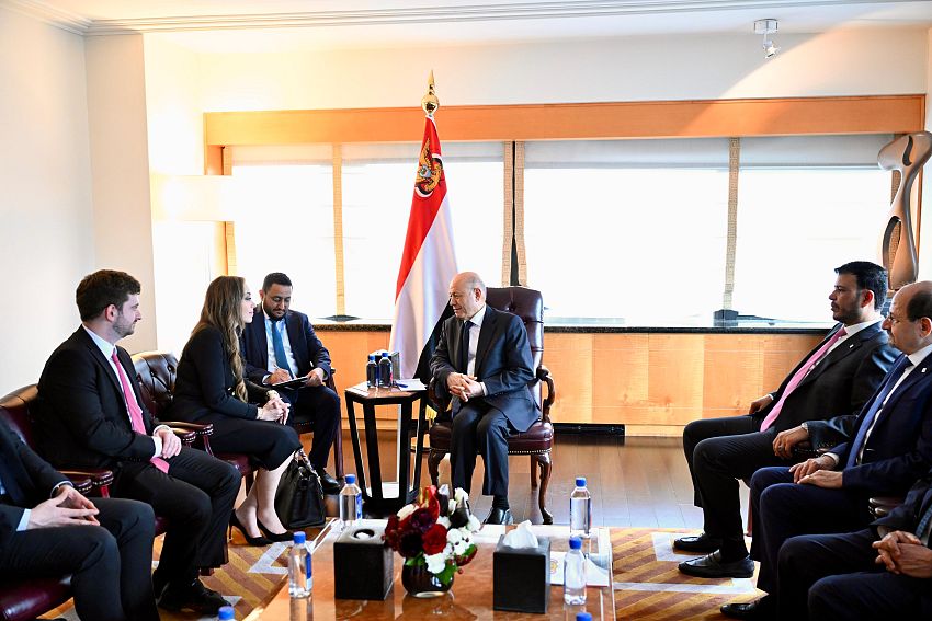 الرئيس العليمي رئيس مجلس القيادة يؤكد اهمية استئناف الولايات المتحدة لمساعداتها الانسانية وتمديد حمايتها القانونية لليمنيين