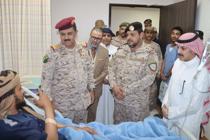 الفريق الركن محسن الداعري يزور العميد رزيق للاطمئنان على صحته ويشيد بأدواره البطولية