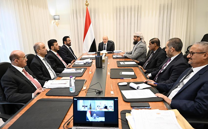 الرئيس العليمي بحضور رئيس الوزراء ومحافظ البنك المركزي ورئيس الفريق الاقتصادي يعقد اجتماع للمجلس الرئاسي لمناقشة مستجدات الأوضاع الوطنية 