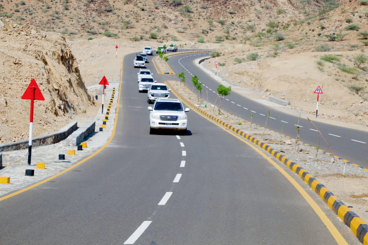 طارق صالح يفتتح المرحلة الأولى من طريق الشيخ محمد بن زايد ويبارك هذا المنجز لابناء تعز