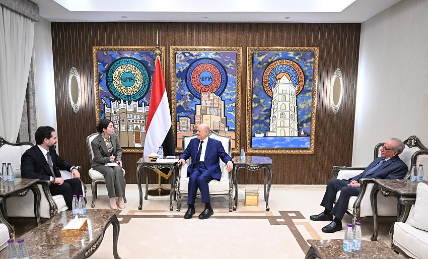 الرئيس العليمي رئيس مجلس القيادة يحذر من مخاطر نقل الاسلحة الايرانية المحرمة دوليا الى المليشيات الحوثية